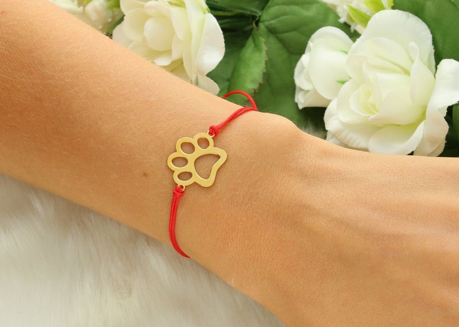 Bransoletka damska srebrna pozłacana próby 925 z zawieszką łapki psa na czerwonym sznurku. Waga 1,23 g, wymiary 1,7 x 1,5 cm, zapięcie regulowane. Idealna dla miłośniczek zwierząt.jpg